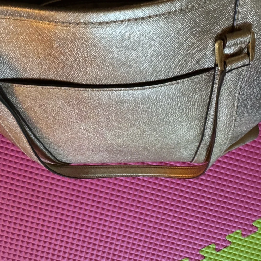 Micheal Kors gold large Bag - Picture 4 of 11